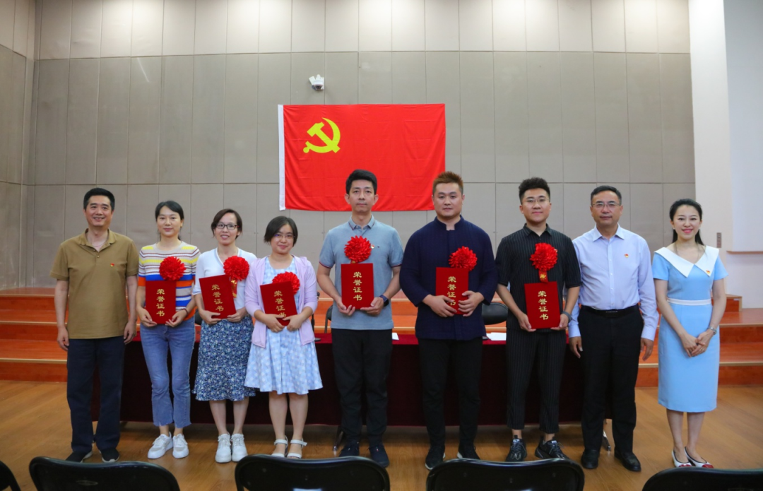 领导班子成员为优秀共产党员颁发荣誉证书